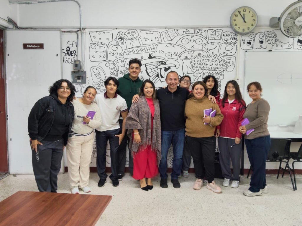 Roberto Fiesco con alumnos que disfrutaron de Quebranto.